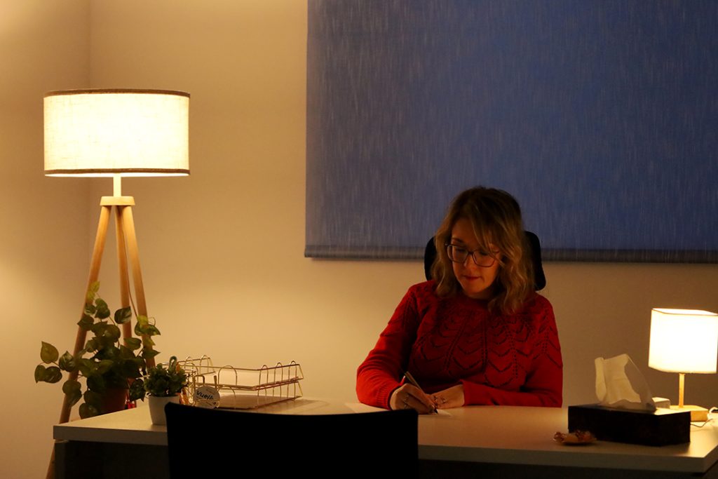 Psicóloga Miriam Segura en su consulta de Jaén
