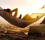 Desconectar en vacaciones: por qué tu mente sigue dando vueltas aunque el cuerpo pare
